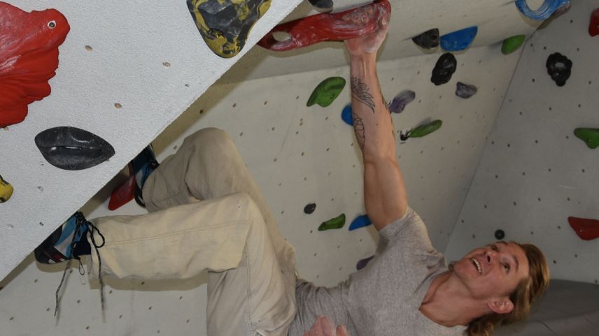 Yannick Friedt es cuntaint cun sia nouva halla «Boulderhalle Mountain Gecko GmbH» a Scuol, ma el vess gugent daplü giasts (fotografias: Selina Bisaz).