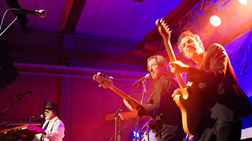 US-Blueser Mighty Mo Rodgers (links) mit den italienischen Musikern Walter Monini (drums) und Luca Giorano (guitar). Fotos: Jon Duschletta