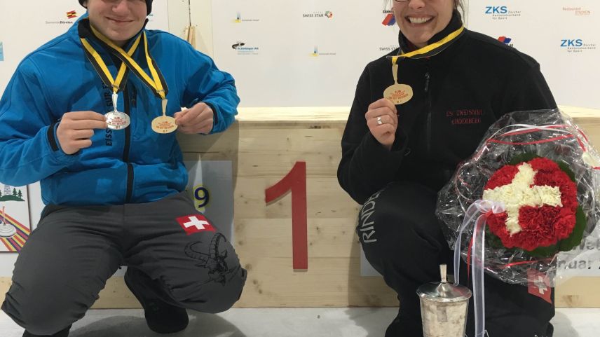 Orlando Bass und Madlaina Caviezel sind Eisstock-Schweizermeister 2017 (Foto: Nicolo Bass).