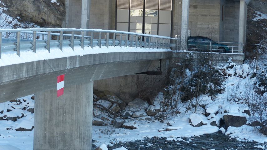 La centrala da l’ouvra idraulica a Martina as rechatta in üna caverna i’l spelm da la vart dretta da l'En (fotografia: Flurin Andry).