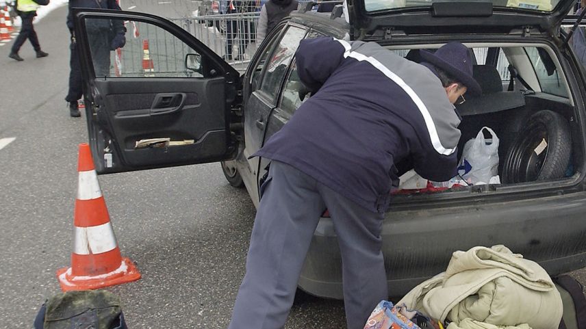 Dürant il WEF ston ils automobilists avair pazienza e’s laschar controllar da la pulizia (fotografia: keystone/Juergen Staiger).
