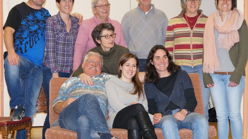 La Società da teater Ftan es pronta e s’allegra pella premiera in sonda saira (fotografia: Duri Valentin).