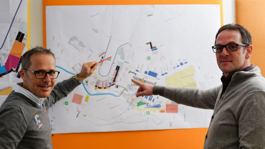 Der Ressortleiter Logistik der Ski-WM St. Moritz, Thomas Kirchhofer (links), bespricht mit dem Chef der Polizeiregion Engadin, Marco Steck, verschiedene Details des Sicherheitskonzepts im Zielgelände der Ski-Weltmeisterschaften. Foto: Jon Duschletta