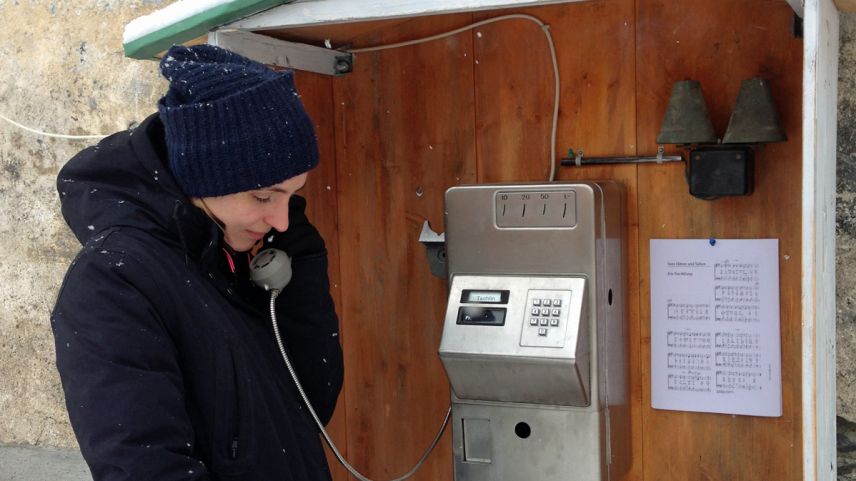 Sco Ursina Tones ha diversa glieud tadlà dürant la prüm’eivna da l’on che chi tunaiva our dal corn dal telefon da Tschlin (fotografia: Flurin Andry).
