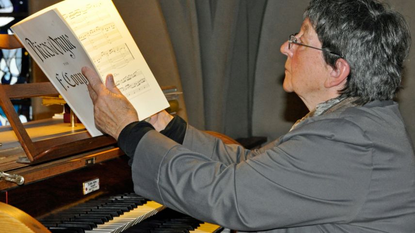 Leta Mosca es daspö 50 ons l’organista a Sent (fotografia: Susanne Grimm).