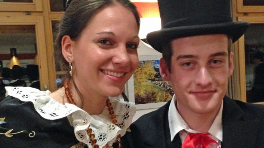 Letizia Strimer, la presidenta da la Società da giuventüna d’Ardez, insembel cun Simon Raisun, seis marus da Babania (fotografia: Annatina Filli).