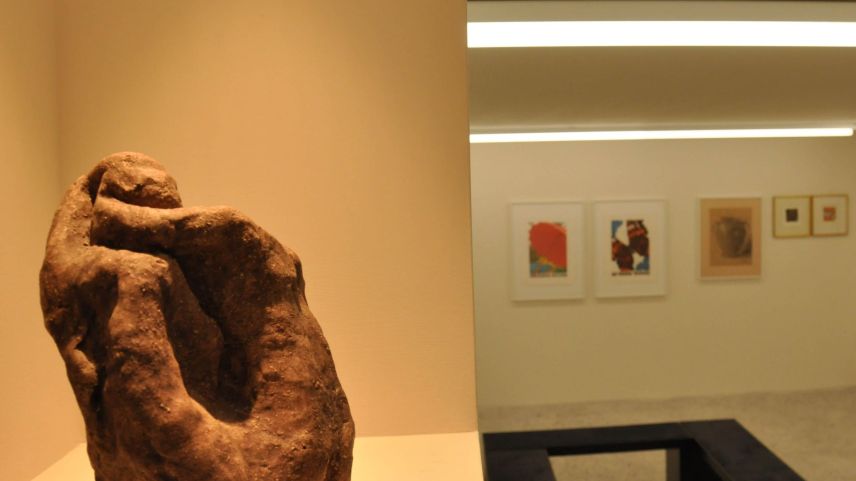 Blick in die neue Galleria Maurizio: Links ist eine Frauenskulptur von Piero de Bondio zu sehen, im Untergeschoss fällt der Blick auf Werke von Augusto Giacometti und von Alberto Giacometti. Foto: Marie-Claire Jur