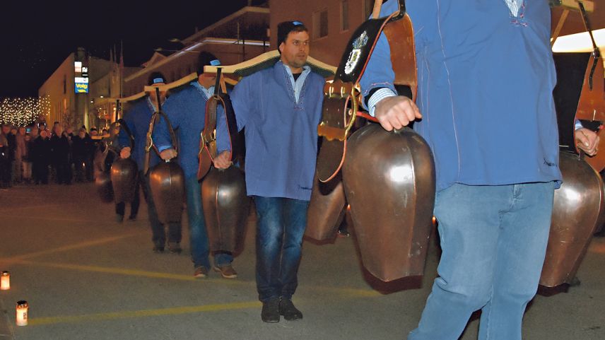 La festa da Glümeras es gnüda inromada quist on cun differentas fuormaziuns da musica e cun la gruppa da plumpas (fotografias: Benedict Stecher/Nicolo Bass/Selina Bisaz).