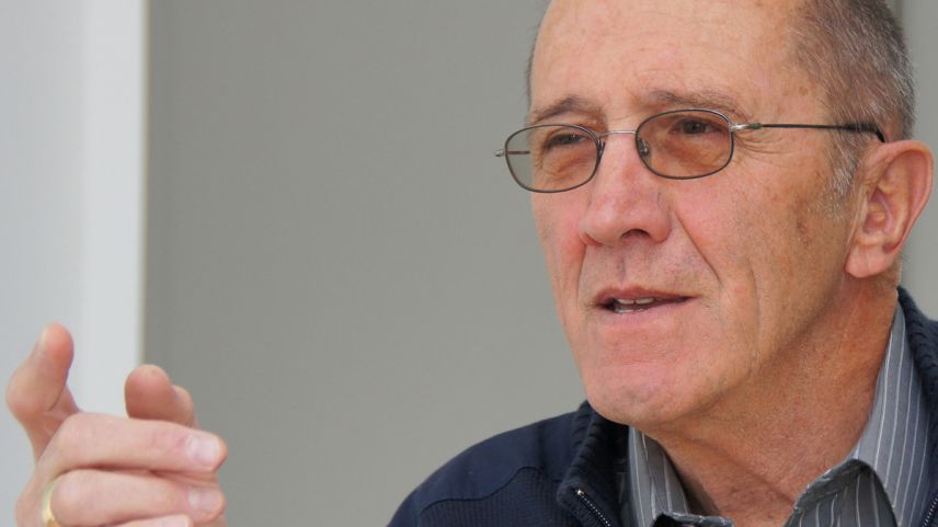 Il president da la Società da commerzi e mansteranza d’Engiadina Bassa, Claudio Andry, es persvas dal motto «Viver e cumprar illa regiun» (fotografia: Jon Duschletta).