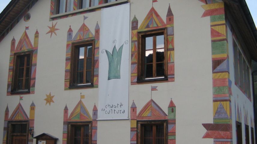 Daspö prümavaira 2008 es dachasa ill’anteriura scoula a Fuldera il «Chastè da cultura» (fotografia: Aldo Rodigari).