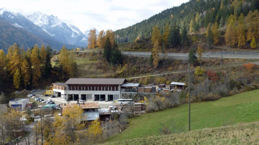 La via sü da Plan da Muglins sbocca illa via chantunala güst avant la Punt Pedra. (fotografia: Albin Paulmichl).