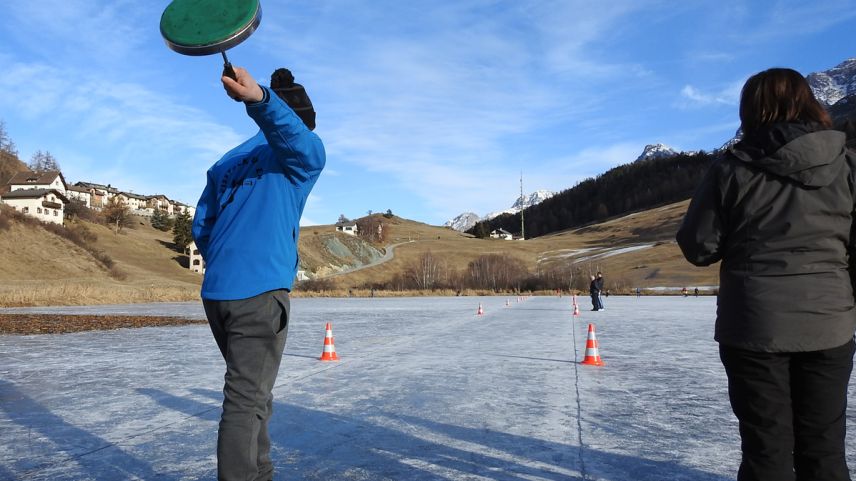 Erster Eisstock-Weitenwettbewerb auf dem Taraspersee seit 40 Jahren (Foto: Nicolo Bass).