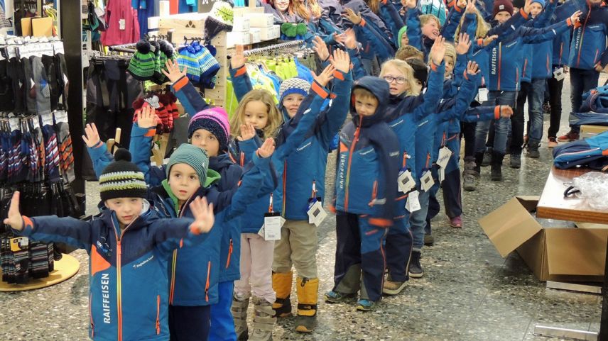 Ils uffants han plaschair da lur dress nouv. L’organisaziun OJ Motta Naluns Scuol ha ün nouv logo. Il material da trenamaint ha la OJ insembel culs clubs da skis da Scuol, Ftan e Sent (fotografia: Benedict Stecher).