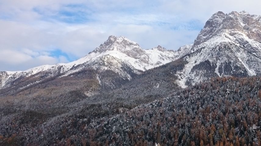 A la radunanza cumünala da Scuol es gnü decis davart investiziuns da bundant 6 milliuns francs (fotografia: Selina Bisaz).