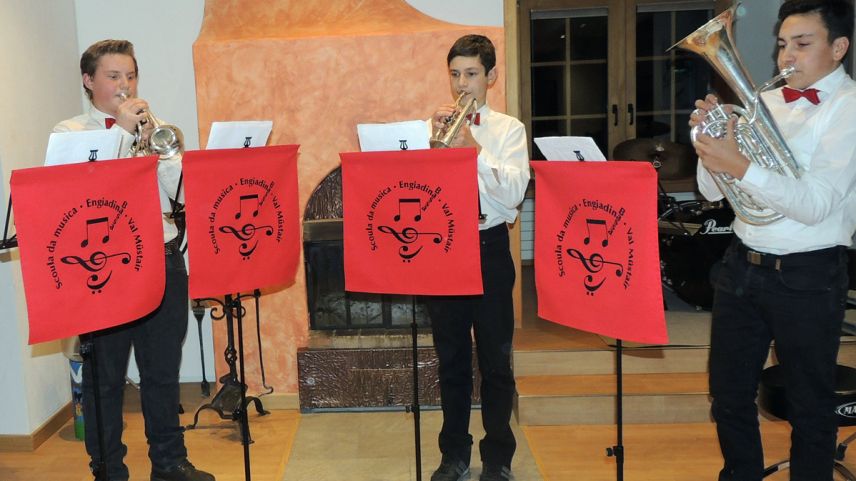 Sco prüma gruppa s’han preschantats «Ils quatter süblats» (fotografias: Benedict Stecher).