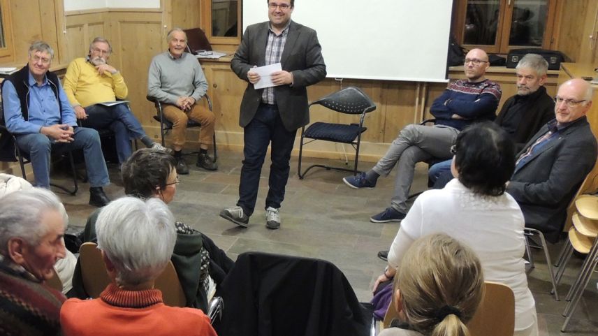 Ils differents exponents cul manader da discussiun, Armon Schlegel, han dat ideas a la populaziun (fotografia: Benedict Stecher).