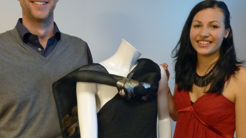 Sandro Steck ed Andrina Thom culla poppa chi porta il büschmaint elegant cha la maturanda ha creà tuot svess (fotografia: Flurin A ndry).