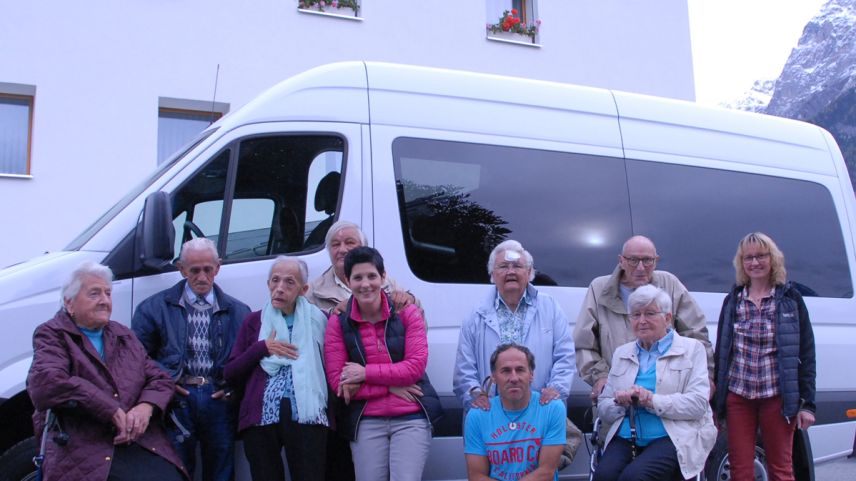 Ausflüge mit dem neuen Bus fördern die Abwechslung im Alltag der Bewohner der Chasa Puntota. Fotos: Selina Bisaz