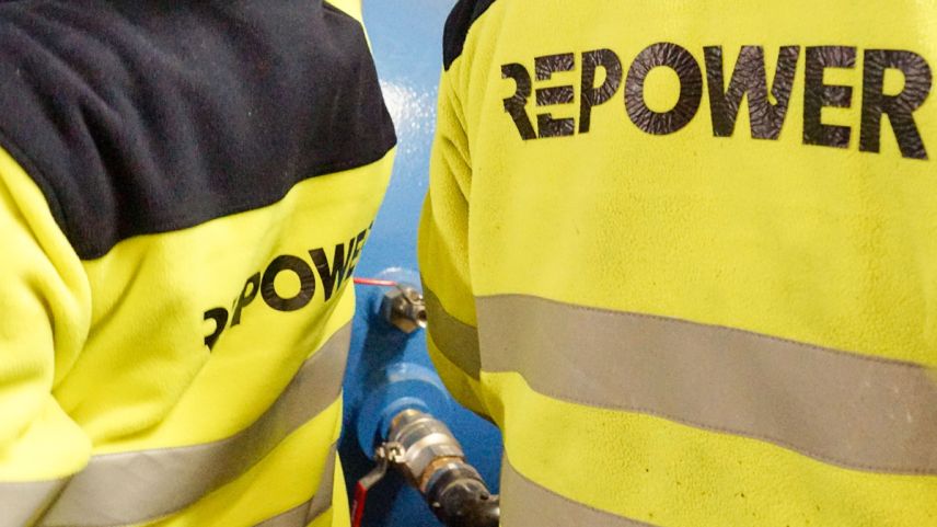 Stimmt der Samedner Souverän der Übernahme des Elektrizitätswerks zu, so kleiden sich die vier Mitarbeiter des EW Samedan ab nächstem Juli voraussichtlich in den Farben der Repower. Foto: Jon Duschletta