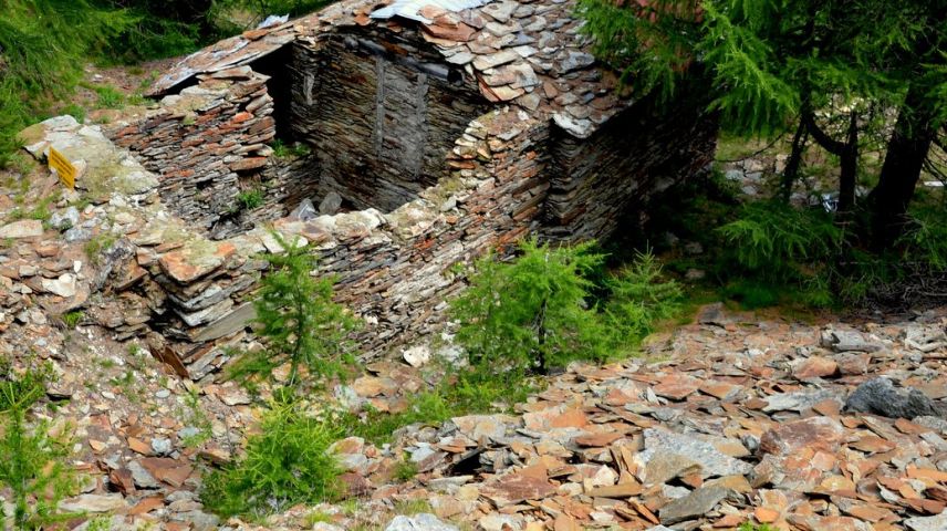Das dem Verfall ausgesetzte Hauptgebäude des ehemaligen Steinbruchs «Cheva Plattas da Fex».  Foto: Reto Zuan