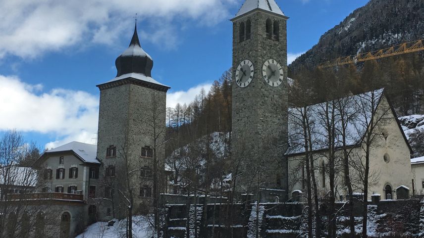 Insembel culla Tuor Planta (a schnestra) fuorma la baselgia San Jon da Susch üna tscherta unità (fotografia: Hermann Thom).