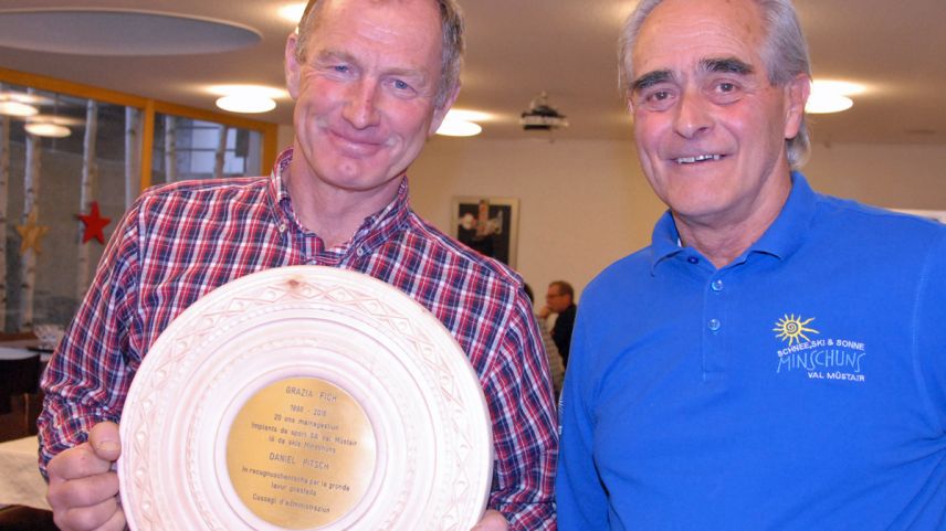 Daniel Pitsch, manader da gestiun da la Implants da sport SA Val Müstair (an schnestra) es gnü onurà dal president dal cussagl administrativ Vito Stupan per seis ingaschamaint dürant 20 ons (fotografia: Nicolo Bass).