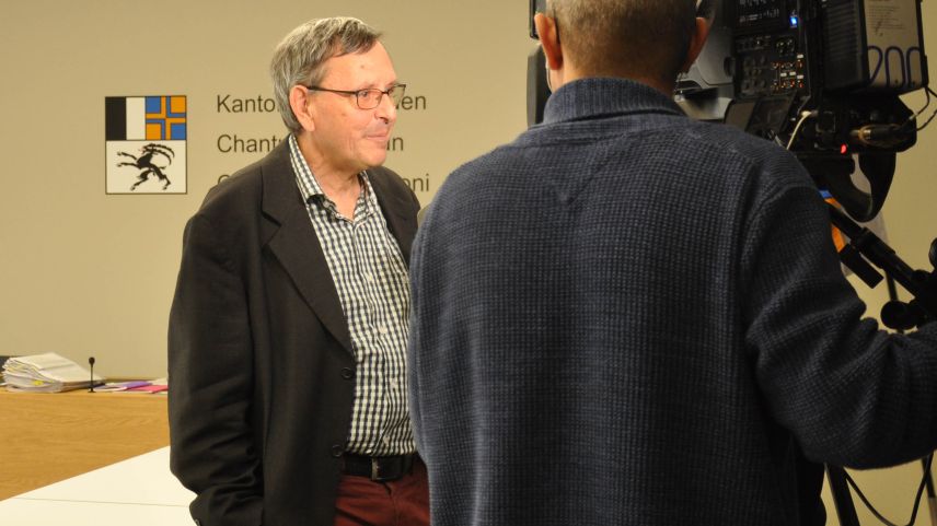 Kulturminister Martin Jäger wird von Medienschaffenden interviewt