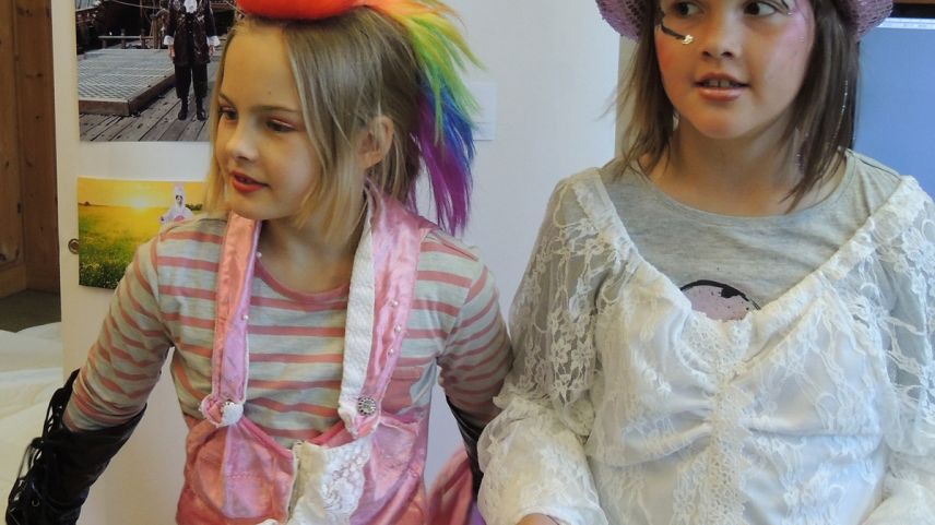 Ils uffants han gnü gust da das-chair esser üna jada oter co minchadi a la festa da giubileum (fotografia: Benedict Stecher).