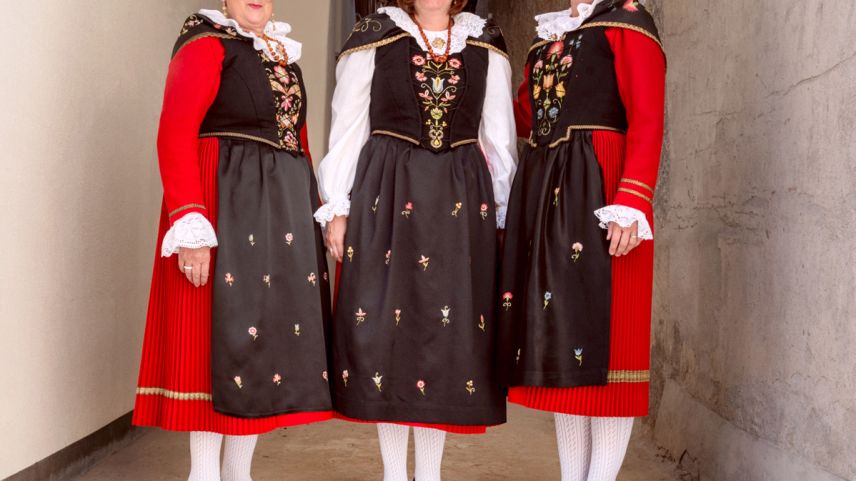 Heidi Laurent-Domenig (d'immez) ha plaschair da la nouva spüerta ch'ella spordscha insembel cun sia mamma Lidia Domenig (schnestra) e si'amia Domenica Tischhauser-Gisep (a dretta) chi maina la firma Mira X i'l Appenzell (fotografia: Romina Campanile).