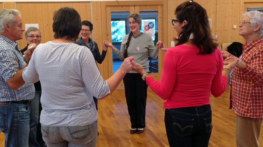 Ils partecipants da l’eivna «A Sent be rumantsch» imprendan intensivamaing la lingua rumantscha ed eir üna part da la cultura indigena, per exaimpel culs sots engiadinais (fotografia: Annatina Filli).