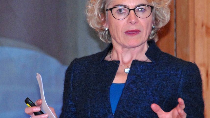 Elisabeth Steger Vogt, nouva directura da l’Institut Otalpin Ftan, nu discuorra gugent da crisa, dimpersè da svilup (fotografia: Nicolo Bass).