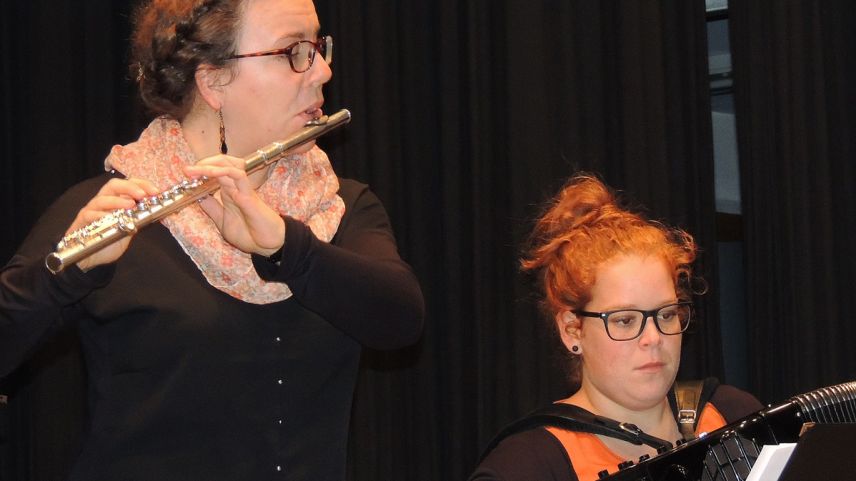 Il cumanzamaint da las producziuns musicalas han fat Eva-Maria Boppart (a schnestra) e Sidonia Caviezel (fotografia: Benedict Stecher). 