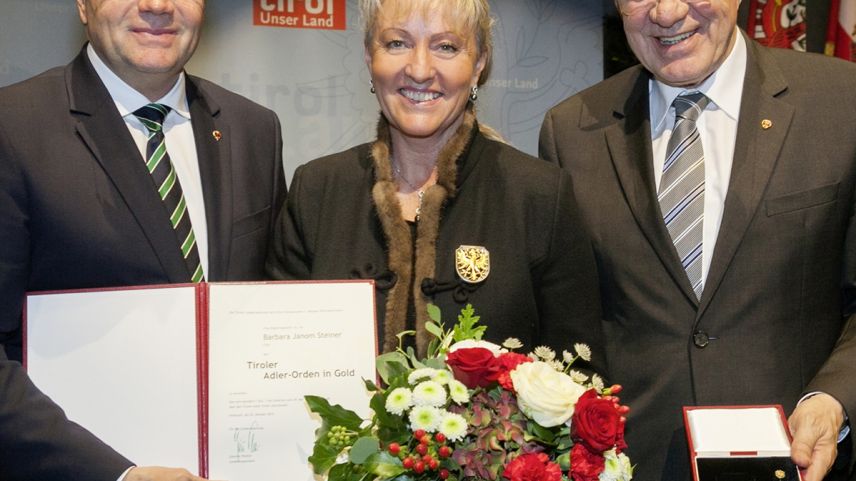 Der Tiroler Landeshauptmann Günther Platter (links) und Landtagspräsident Herwig van Staa (rechts) überreichen der Bündner Regierungsrätin Barbara Janom Steiner den "Tiroler Adler" in Gold. Foto: Die Fotografen/Land Tirol