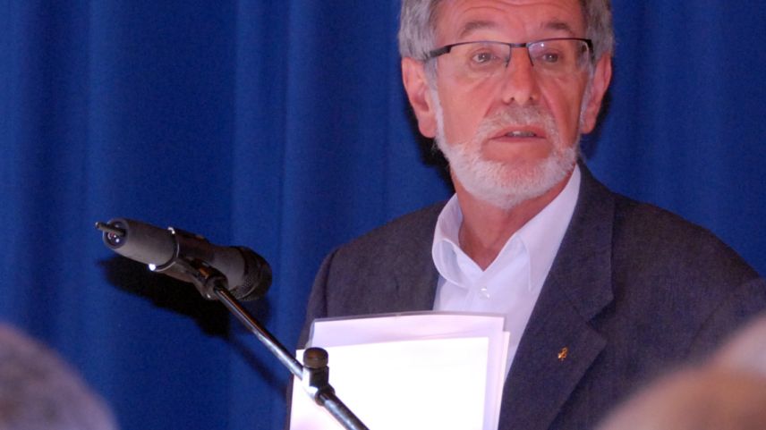 Il president da la Lia Rumantscha, Johannes Flury, ha manà la discussiun animada (fotografia: Nicolo Bass).