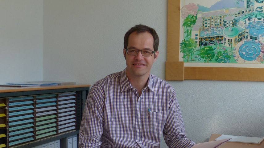 Gerhard Hauser, il directer dal Bogn Engiadina a Scuol, ha plaschair cha la sporta dal bogn es retscherchada (fotografia: Flurin Andry).