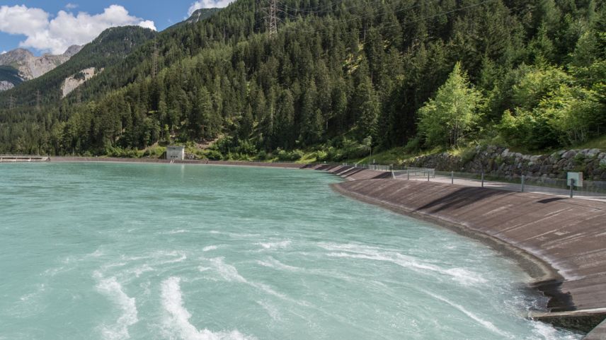 Schi’d es necessari vain dovrada l’aua i’l batschigl d’egualisaziun a Pradella sper Scuol (fotografia: Ouvras Electricas Engiadina SA).