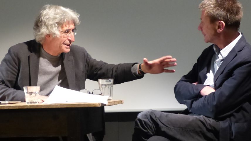 Clà Riatsch (a schnestra) e Manfred Koch in viva discussiun (fotografia: Flurin Andry).