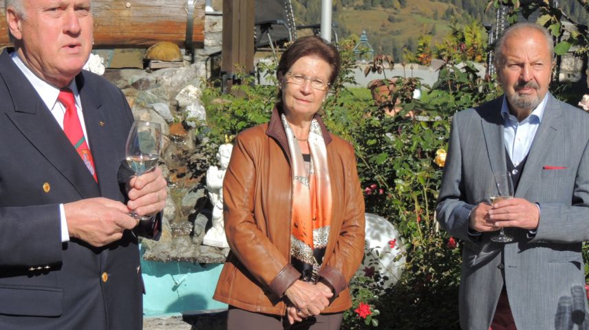 Rudolf Pazeller (a schnestra) ha bivgnantà a l’artist Rudolf Mirer cun sia duonna (fotografia: Benedict Stecher).