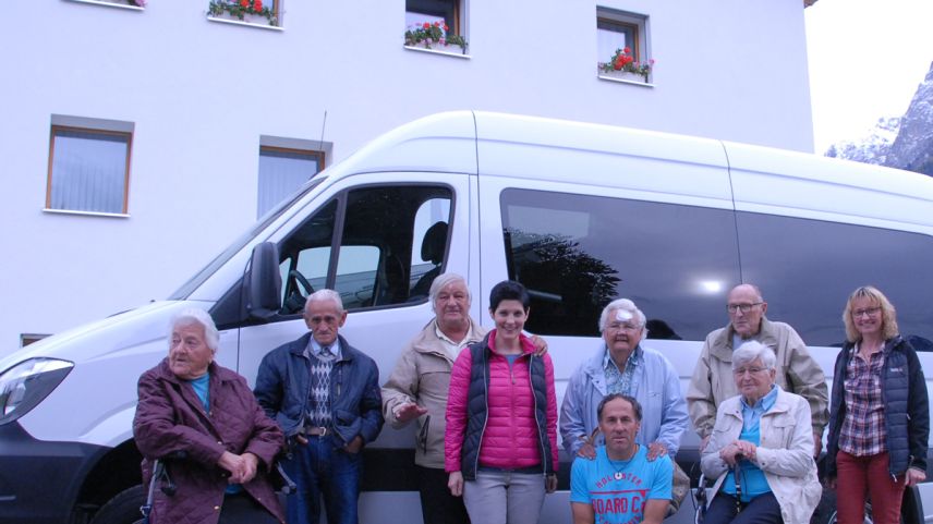 Ils abitants da la Chasa Puntota a Scuol han gnü plaschair da l’excursiun cul nouv bus. Eir Tina Angerer, Martina Sem ed Arno Gantenbein han manà tras il di e sun cuntaints cul bus (fotografia: Selina Bisaz).