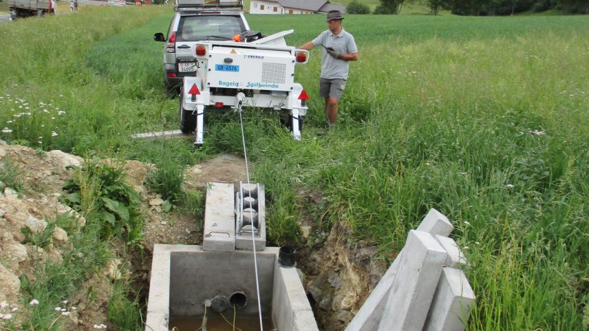 Seit 2012 erneuert das Münstertal die Talleitungen der Mittelspannung und ermöglicht so die digitale Erschliessung durch Glasfaserleitungen (Foto: PEM).