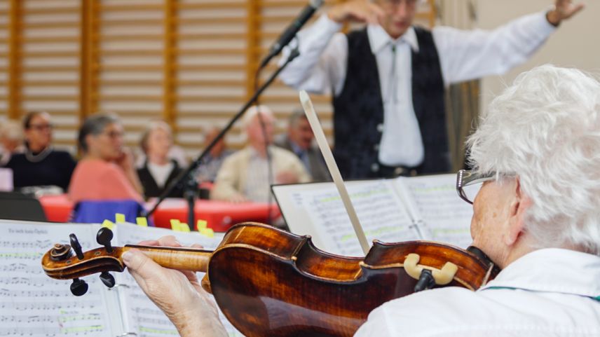 Chor und Orchester Canziano unter der Leitung von Dirigent Rico Peterelli anlässlich ihres Konzertes in Zernez. Foto: Jon Duschletta
