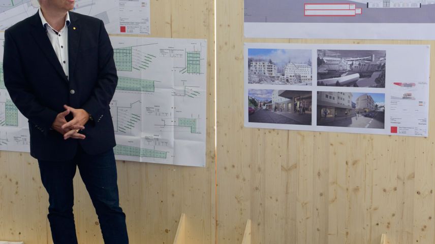 Heinz Reber als lokaler Architekt erklärt die Umbaupläne. Foto: Reto Stifel