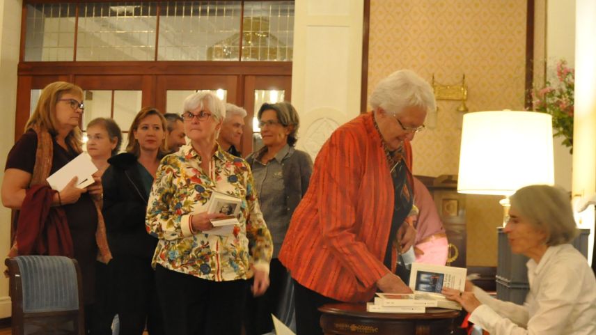Ansturm auf den Büchertisch. Donna Leon signiert und diskutiert mit ihren Fans.