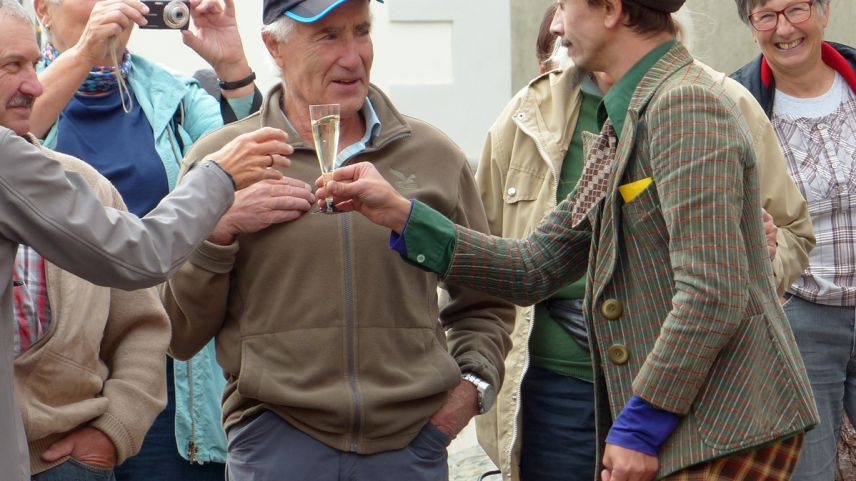 Ils giasts fan impringias pel deschavel giubileum da la Grotta da cultura. Il clown Jordi Beltrano as maisda eir i’l publicum (fotografia: Flurin Andry).