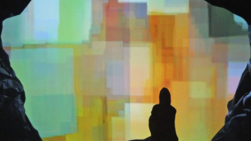 Judith Albert da Sarnen preschainta üna cuntrada chi’s muainta in ün cuvel (fotografia: Benedict Stecher).