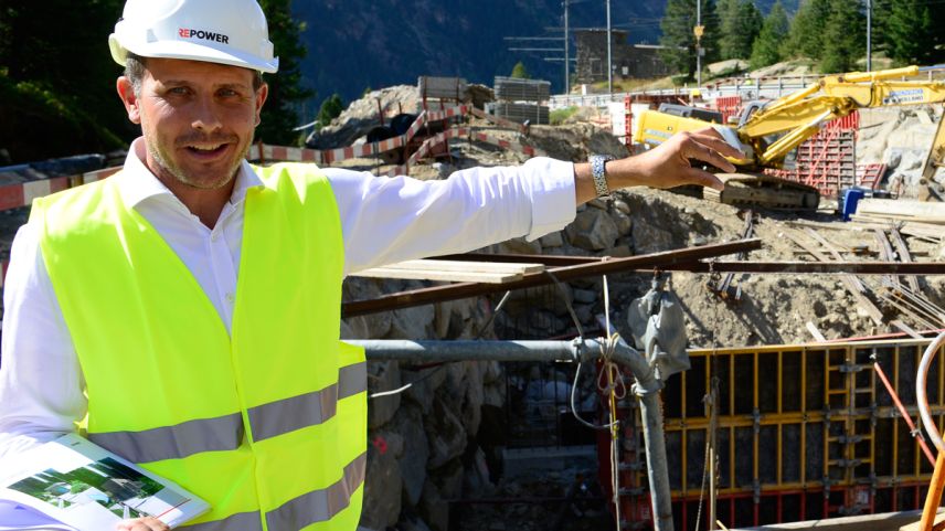 Gian Paolo Lardi erklärt die Baustelle bei der Wasserfassung. Foto: Reto Stifel