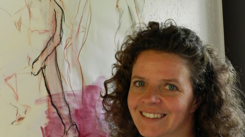 Experimentar cun differentas tecnicas e tillas masdar es ün möd da’s exprimer da Jolanda Zürcher (fotografia: Annatina Filli).