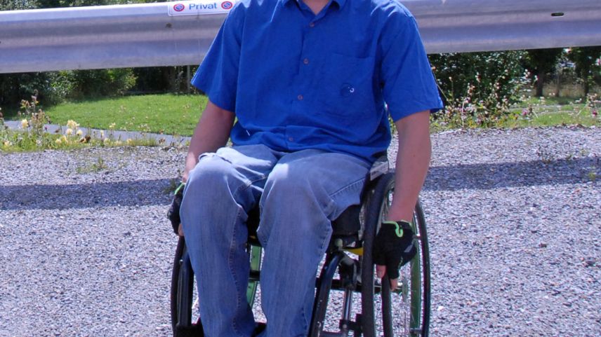 Stephan Gmür hat im Zentrum in Nottwil verschiedene Tipps und Tricks für den Umgang mit dem Rollstuhl gelernt. Foto: Selina Bisaz