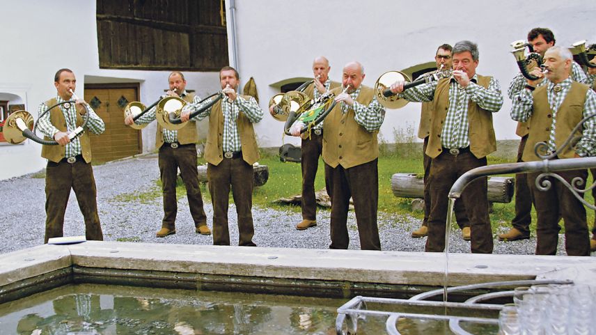 Die Jagdhornbläsergruppe von Scuol bläst auf dem Dorfplatz in S-charl zum Jagdbeginn ein. Foto: Selina Bisaz