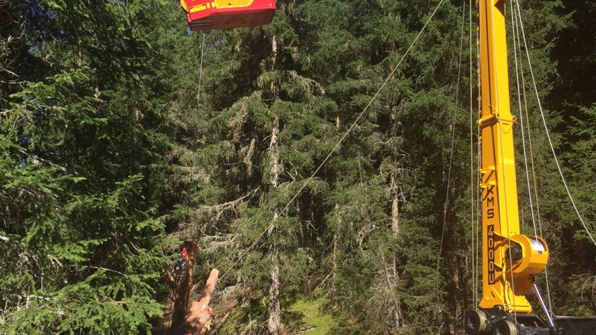 La laina penda vi dal charrin dal grü mobil chi tilla maina fin al lö giavüschà (fotografia: Mario Riatsch).